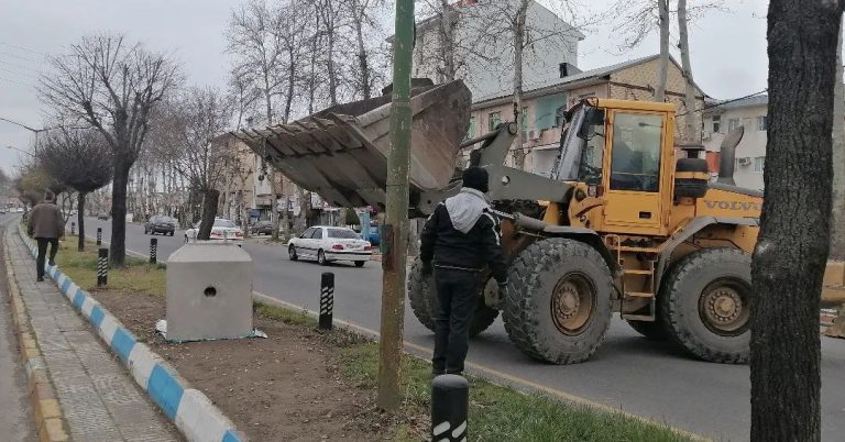 مراحل آماده سازی نصب پایه چراغ های جدید بلوار ولیعصر (عج) به دستور شهردار انجام گرفت