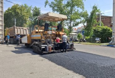 آغاز عملیات روکش آسفالت بلوار شهید مومن زاده توسط شهرداری صومعه سرا
