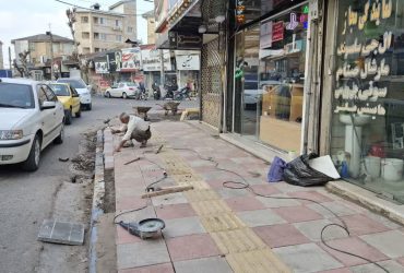 عملیات ترمیم و بازسازی پیاده‌رو ابتدای خیابان جعفری توسط واحد عمران شهرداری صومعه‌سرا