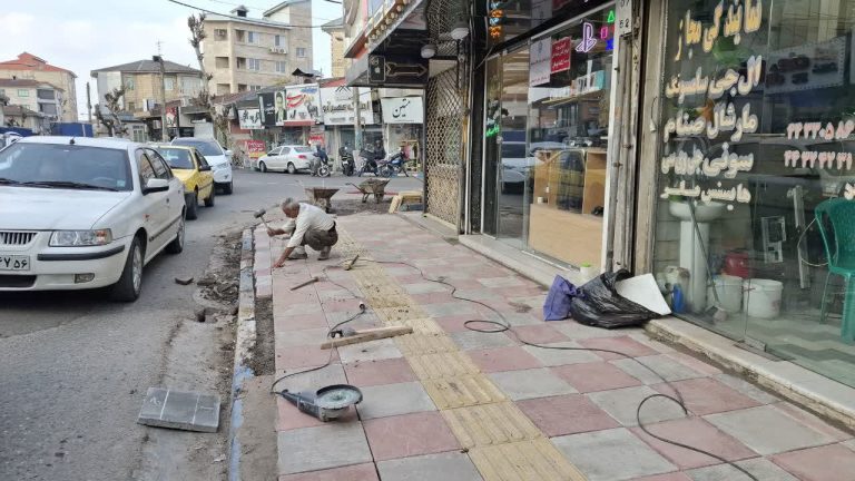 عملیات ترمیم و بازسازی پیاده‌رو ابتدای خیابان جعفری توسط واحد عمران شهرداری صومعه‌سرا