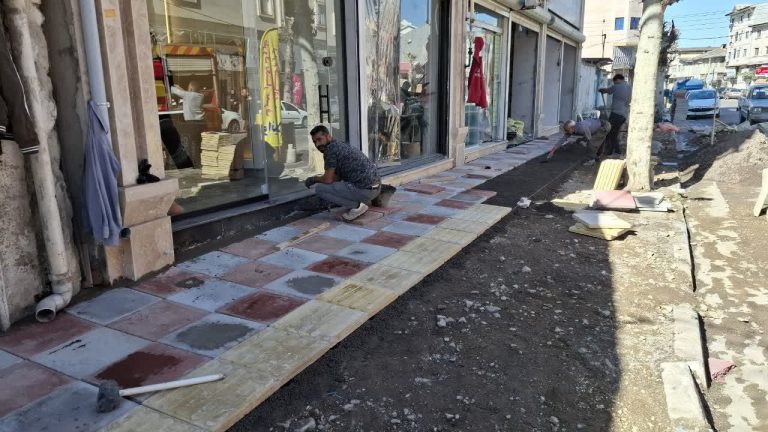 ترمیم و بازسازی بخشی از پیاده راه خیابان شهید بیژن حقیری