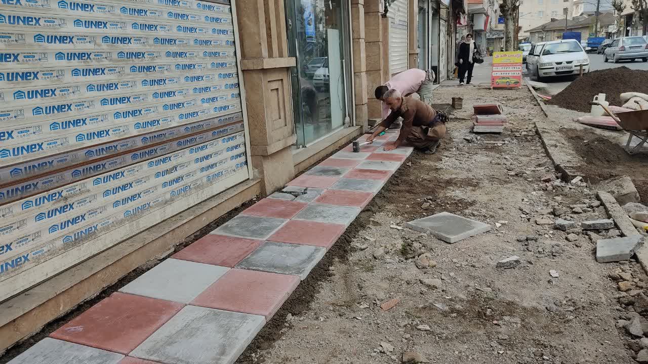 اجرای سنگ فرش پیاده راه ابتدای خیابان جعفری روبروی پارک کودک